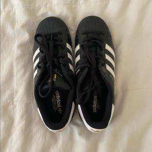 Adidas Superstar 6 1/2 Shoes! Good condition.
